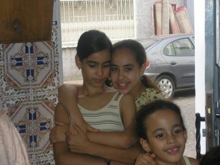 mes filles nassima  et  kawthar  et  leurs   cousine